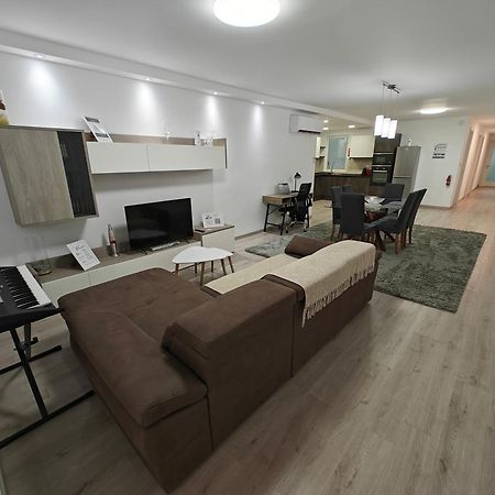 Modern Apartment With Large Outdoor Area - Sleeps 7, Close To Malta International Airport ルア エクステリア 写真